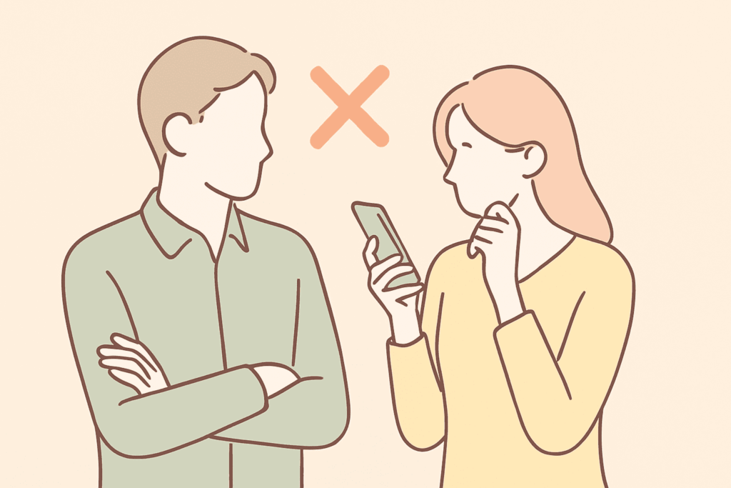携帯を見る女性と前にいる男性